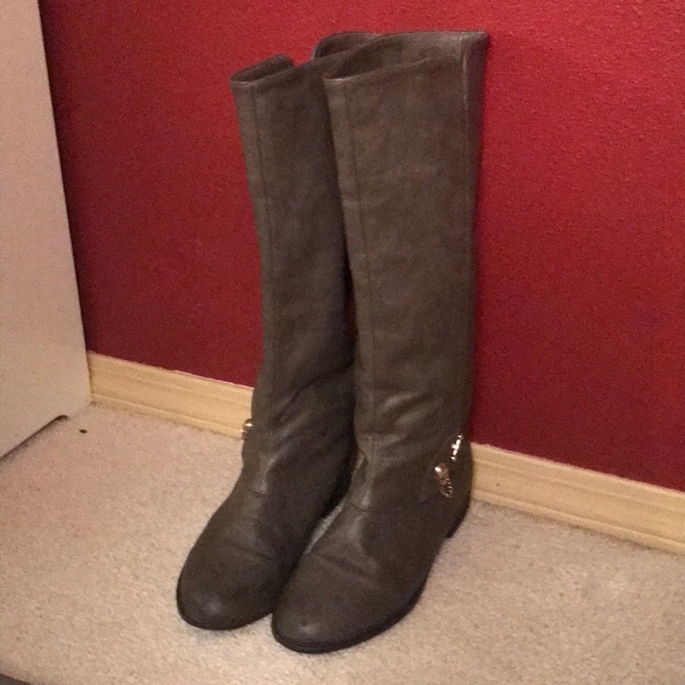 Grey Skull accent grey boots size 5.5